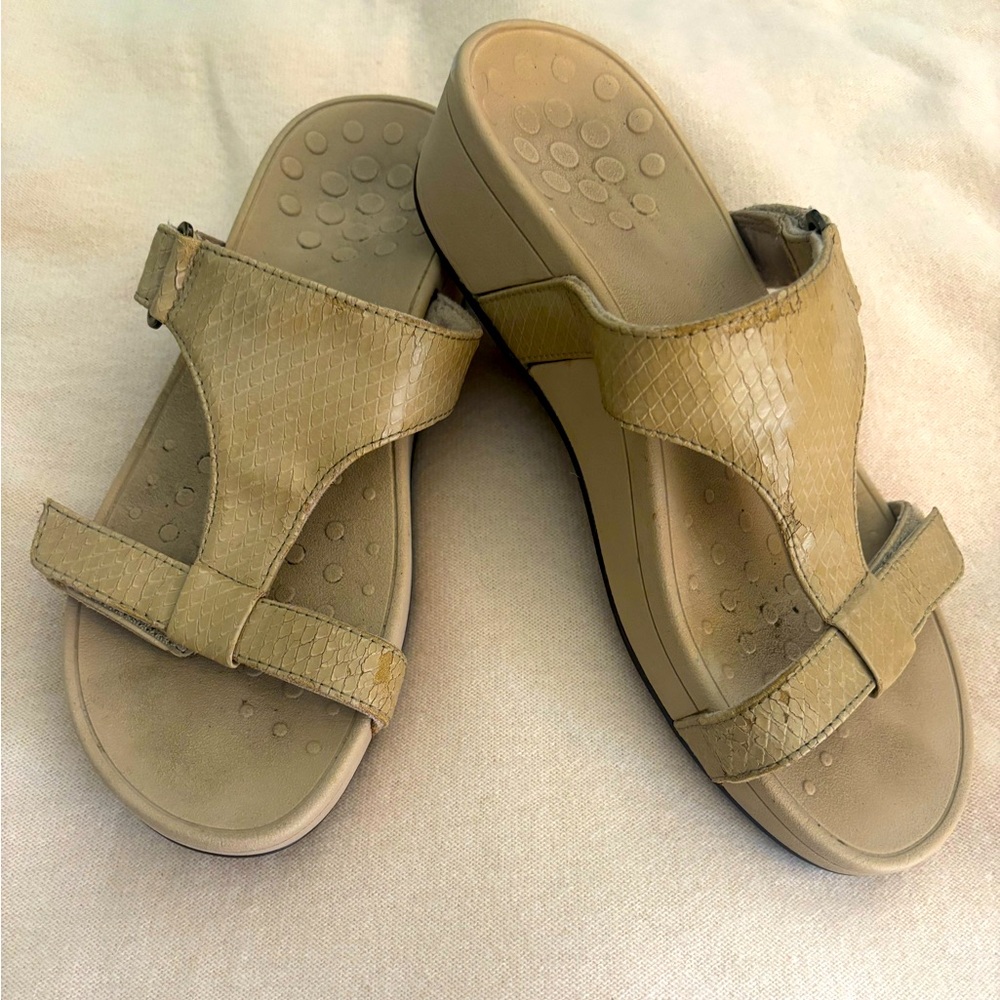 Vionic Platform Tan Slide Sandals size 9